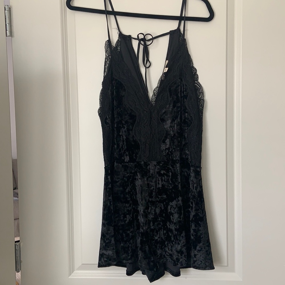 NEW W/O TAGS Express Velvet Lace Romper Size Medium